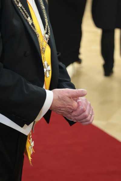 Sauli Niinistö desinfioi käsiään käsidesillä itsenäisyyspäivän vastaanotolla Presidentinlinnassa.
