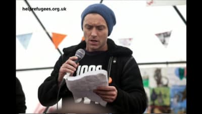 Brittiska filmstjärnan Jude Law besöker tältlägren i Calais.