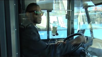 Austin Udo kör buss inom huvudstadsregionens lokaltrafik.