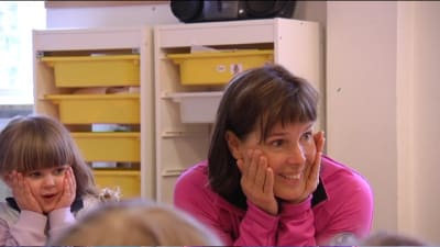 Eva-Lotta Backman-Winquist leder barnyoga på Folkhälsans daghem i Grankulla