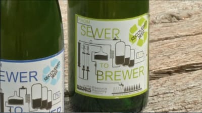 Två ölflaskor där det står "From sewer to brewer", alltså "Från avlopp till ölbryggare".
