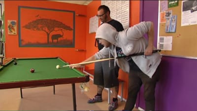 Ungdomar spelar biljard