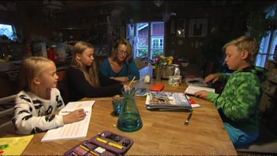 Familjen Skog-Karén läser läxor