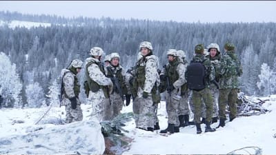 Svenska och finska soldater över i Rovajärvi i Lappland i november 2016
