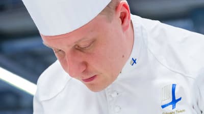 Kristian Vuojärvi lagar mat.