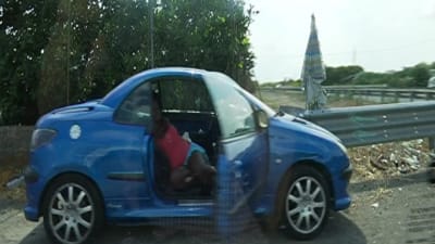 Nigerianska prostituerade vid vägkanten i Sicilien.