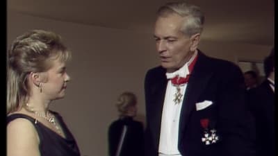 Sveriges ambassadör Knut Thyberg intervjuas på Slottsbalen 1990.