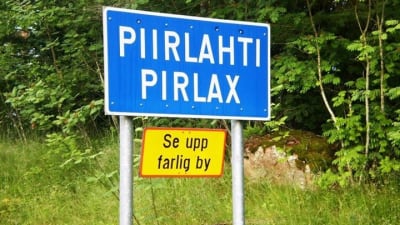 Pirlax vägskylt med underskylten farlig by