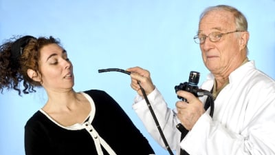 läkare sticker gastroskop mot kvinna