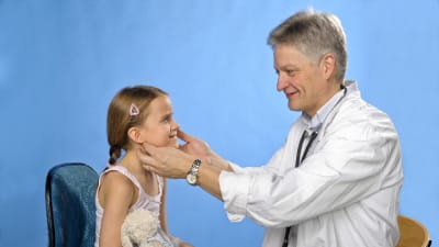 Hos barn är knölar på halsen oftast ofarliga