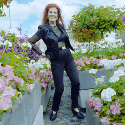 Aira samulin tanssii kukkien keskellä vuonna 1996.