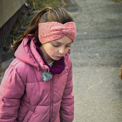 7-vuotias Vivian Vappula tutkii roskapussia.