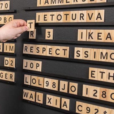 Hylly täynnä kirjaisimia, joista muodostuu sana Tietoturva.