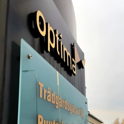 Skylt med texten "Optima".