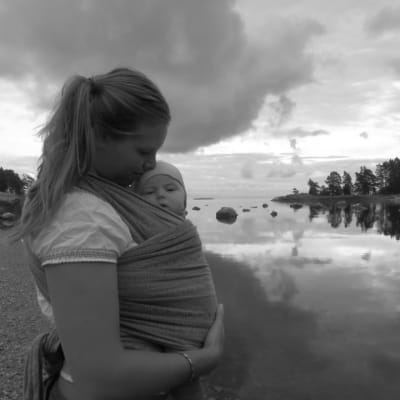 Linda Sundberg med baby vid havet