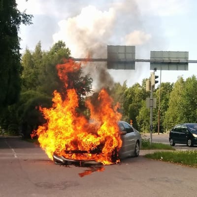 Bil brinner vid Vichtisvägen i Helsingfors.