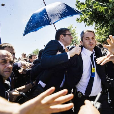 Serbiens premiärminister fick en sten i ansiktet