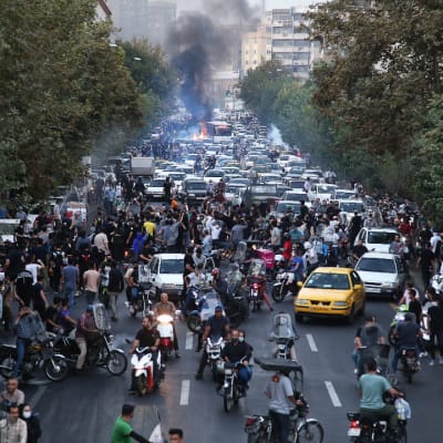 Mielenosoittajia kadulla Teheranissa.
