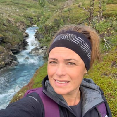 Kvinna vid en fjällbäck