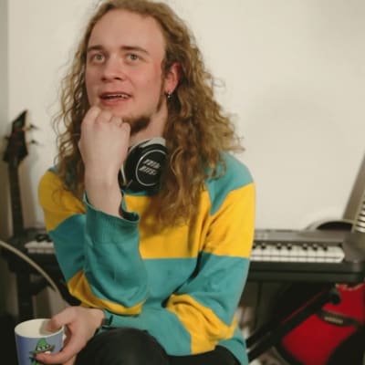 Muusikko Henrik Illikainen esittelee voimabiisinsä.