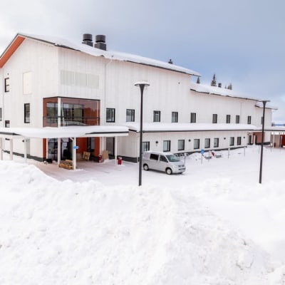 Kontiolahden uusi soteasema lumen ympäröimanä.