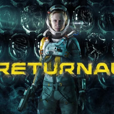 En kvinna i rymddräkt stirrar stint in i kameran. En stor logo med texten Returnal går tvärs över bilden.