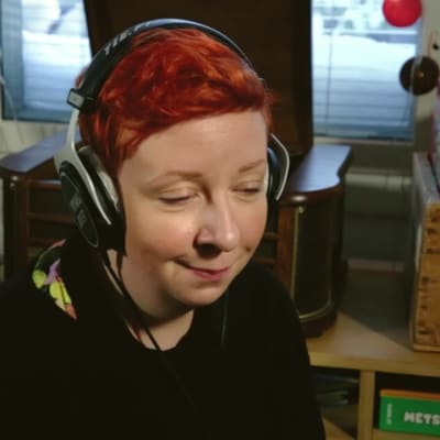Näyttelijä Jenni Kokander esittelee voimabiisinsä.