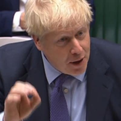 Boris Johnson gestikulerar i det brittiska underhuset. 
