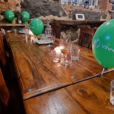De grönas ballonger kvar vid ett tomt bord på valvaka under riksdagsvalet 2023.