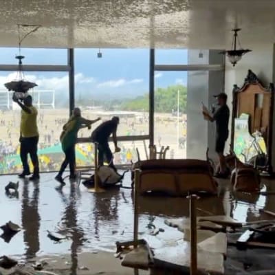 Brasilian entisen presidentin Jair Bolsonaron kannattajat tunkeutuivat Brasilian pääkaupungissa hallintorakennuksen sisälle..