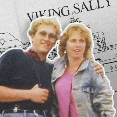 En karta över sverigebåten Viking Sally. Framför den ett ungt par.