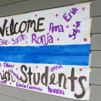 En finlandsflagga med texten "welcome Finnish students".
