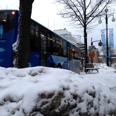 Bussi Lahden keskustassa Aleksanterinkadulla.