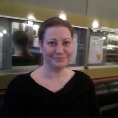 Stand up -koomikko Päivi Kuuva muistuttaa, ettei koomikko ole vitsiautomaatti.