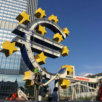 Euron symbolia puretaan euroopan keskuspankin edustalla Frankfurtissa.