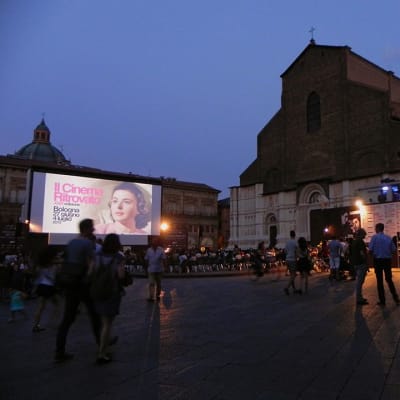 Piazzan taikaa. Bolognan keskusaukiolle kerääntyy sadoittain katsojia nauttimaan elokuvasta.