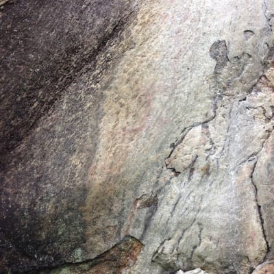 Ahotaipaleen kalliossa punainen kalliomaalaus