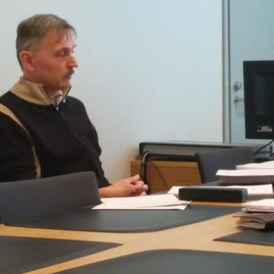 Kotkan kaupungilta irtisanottu Asko Kervinen vaatii vahingonkorvauksia muun muassa yksityisyydensuojan rikkomisesta