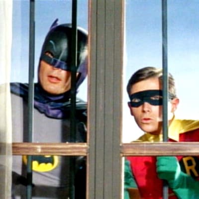Batman ja Robin tarkkailevat silmä kovana rikollista aktiviteettia
