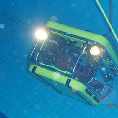 Sukellusrobotti altaassa