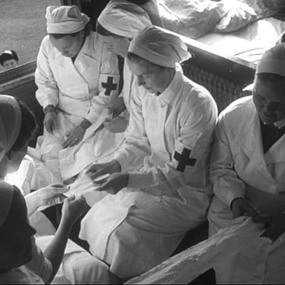 Lääkintälotat käärivät siteitä junassa 1939.