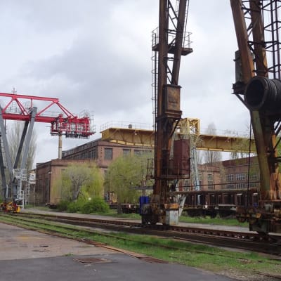 Vanha Neuvostoliiton aikainen nosturi ja Konecranesin uusi nosturi.
