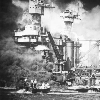 Yhdysvaltalainen taistelulaiva USS West Virginia palaa japanilaisten hyökkäyksen jälkeen Pearl Harborissa 1941.
