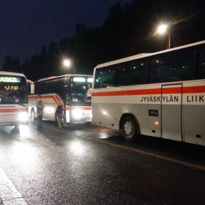 Bussit Jyväskylästä Helsingin mielenilmaukseen lähtivät Harjun kupeesta tilausajolaiturilta. 