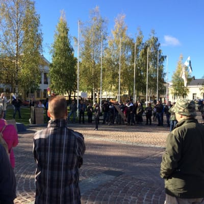 Mikkelin torilla osoitettiin lauantaina mieltä vastaanottokeskusta vastaan.