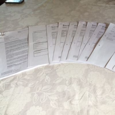Pöydällä on Muikkumarkkinoiden järjestämiseen tulostettuna tarvittavat luvat. Niitä on 40 sivua. Järjestäjillä meinasi usko loppua kaavakkeita täyttäessään.