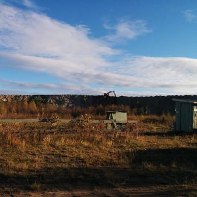 Laukaan ampumaradan rakenteilla oleva meluvalli.
