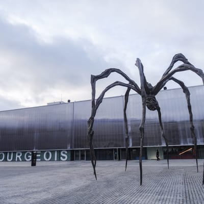 Kuvanveistäjä Louise Bourgeois’n suuri hämähäkkiteos Maman (1999) on esillä nykytaiteenmuseo Garagen pihalla ensivuoden helmikuuhun saakka.
