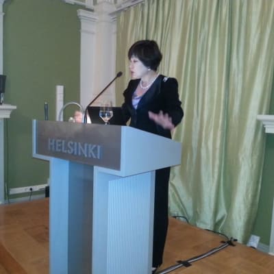 Yukako Uchinaga puhumassa Helsingin kaupungintalolla.