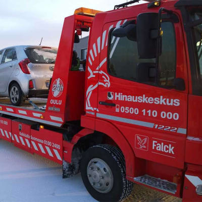 Jukka Tervahauta nouti kaupan parkkipaikalle jämähtäneen Toini Väyrysen auton hinausauton kyytiin 19.1.2016.